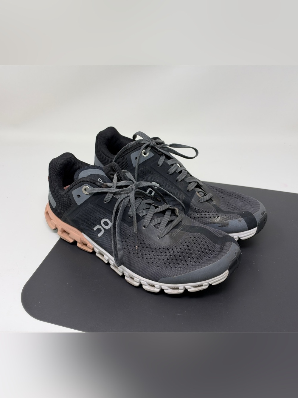 ON on cloud Women’s Size 6.5 with a rip AS IS beaters